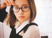 重返学生时代，戴着黑框眼镜的前田敦子手机图片壁纸