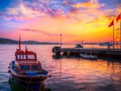 火红的晚霞， 伊斯坦布尔的小码头傍晚美景手机