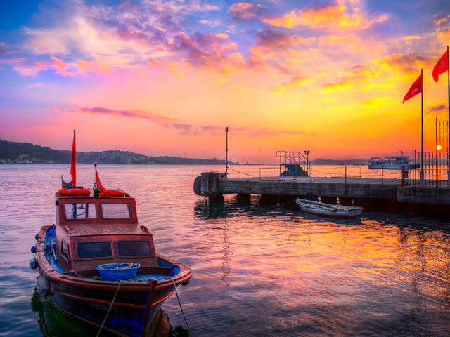 火红的晚霞， 伊斯坦布尔的小码头傍晚美景手机壁纸图片