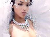 性感天使打扮的蕾哈娜参加游行手机图片壁纸