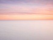 干净平整的盐湖上多彩的天空绚丽景色手机壁纸图片