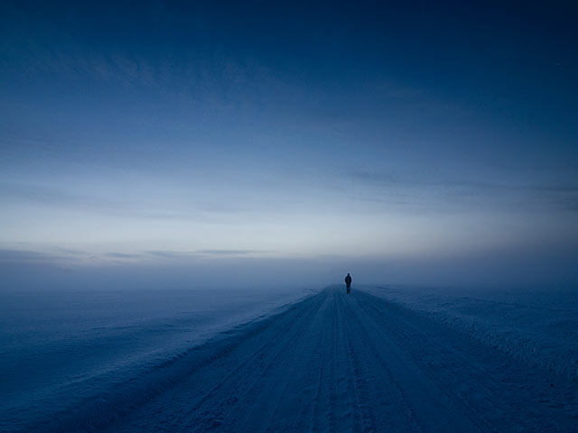 一个人的孤独，冰天雪地里的独行者手机壁纸图片下载