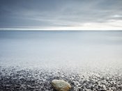 石头和广阔无边的湖水，干净简单手机壁纸图片