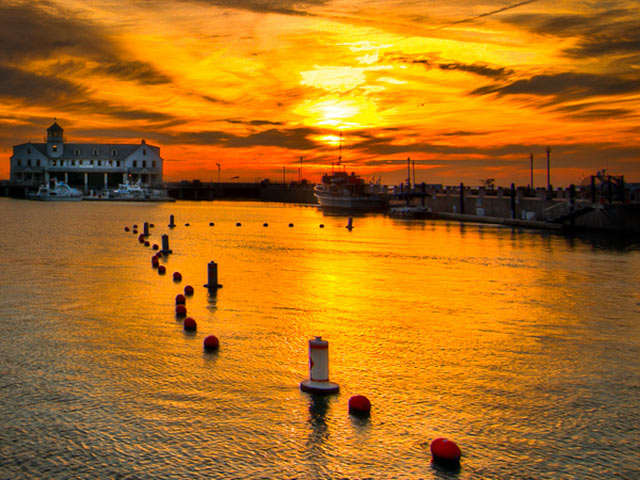 火烧云的红光映照下水面的浮标，美丽码头手机壁纸下载