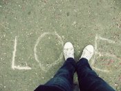 粉笔字和白色球鞋组成的LOVE爱情文字手机壁纸图片