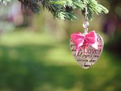 圣诞树上挂着的写满英文情字的小礼物手机壁纸