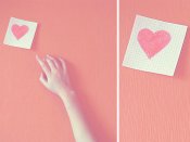 贴在粉红墙上的纸上画着红心，淡雅640×480手机壁纸图片