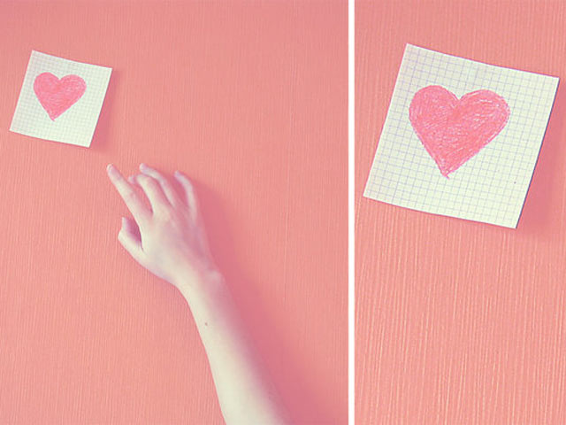 贴在粉红墙上的纸上画着红心，淡雅640×480手机壁纸
