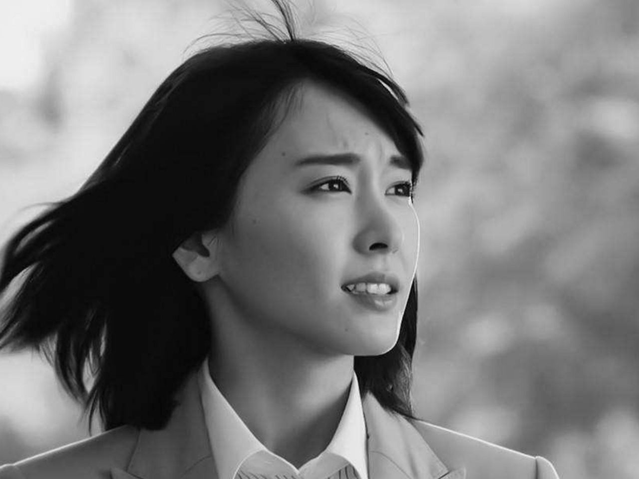 日本人气女演员新垣结衣头发飘起手机壁纸