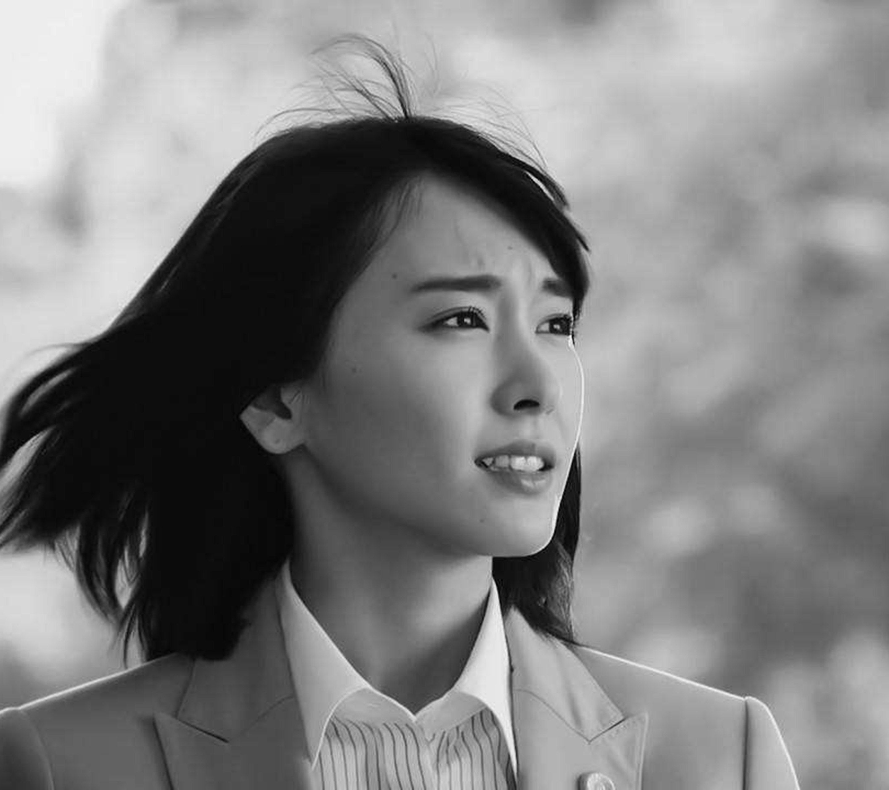 日本人气女演员新垣结衣头发飘起手机壁纸