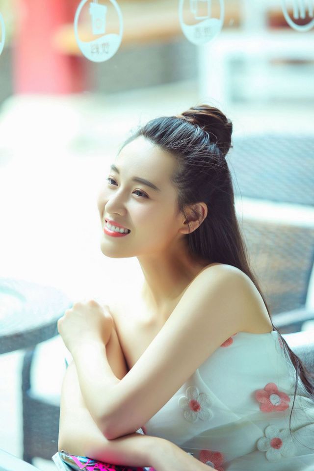 美女演员宁丹琳清新灵气手机壁纸高清1080p图片下载