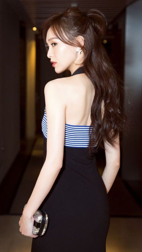 唐嫣半露美胸黑色包裙显性感身材手机壁纸图片