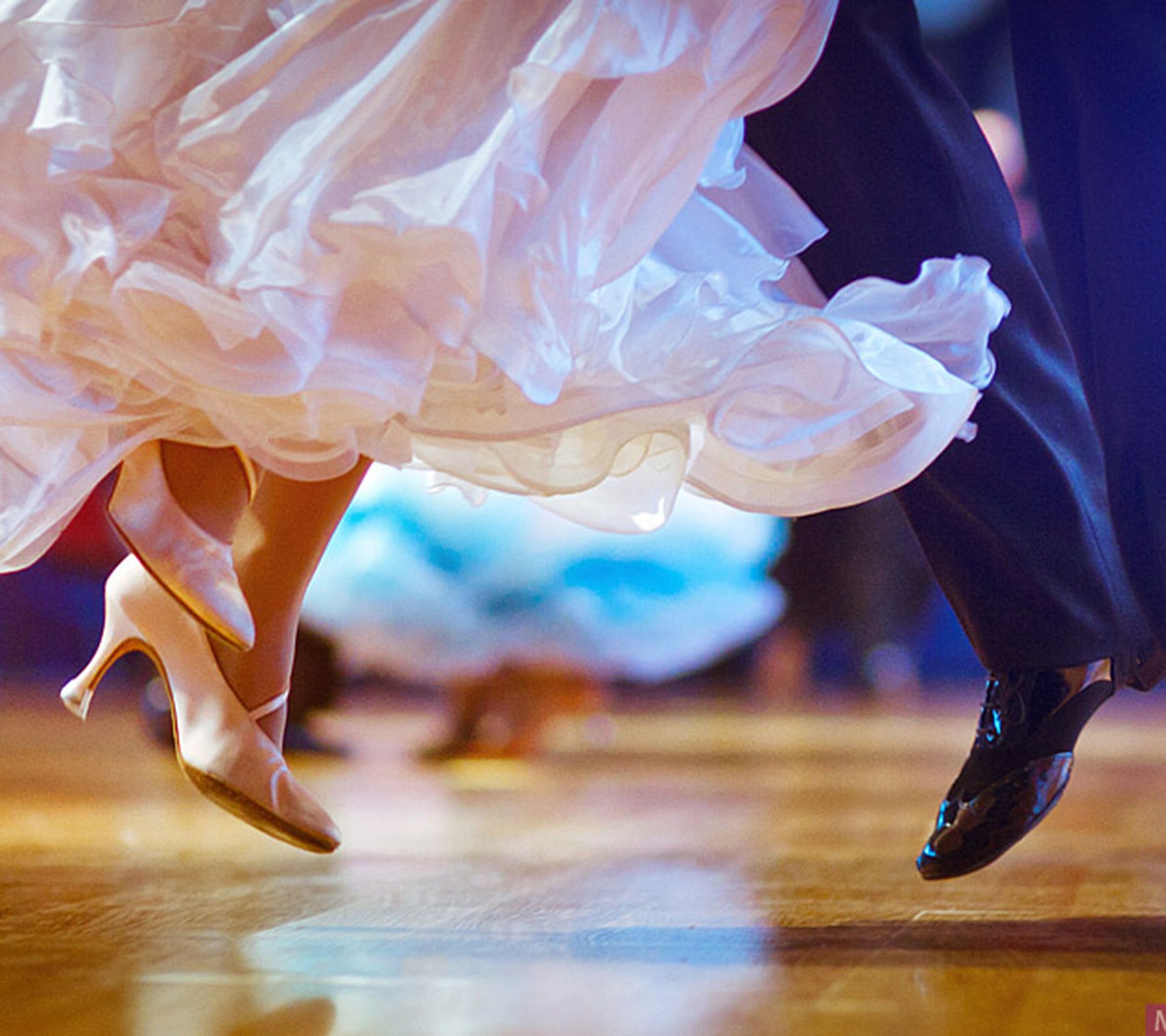 跳舞的男女腾空的瞬间定格1080手机壁纸图片