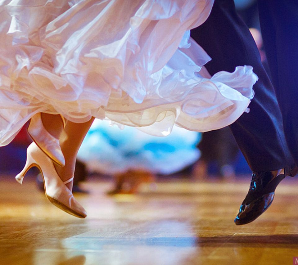 跳舞的男女腾空的瞬间定格1080手机壁纸图片