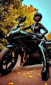一身黑色皮衣骑着酷炫摩托的女骑手手机壁纸图片下载