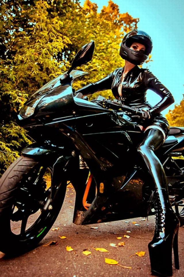 一身黑色皮衣骑着酷炫摩托的女骑手手机壁纸图片下载