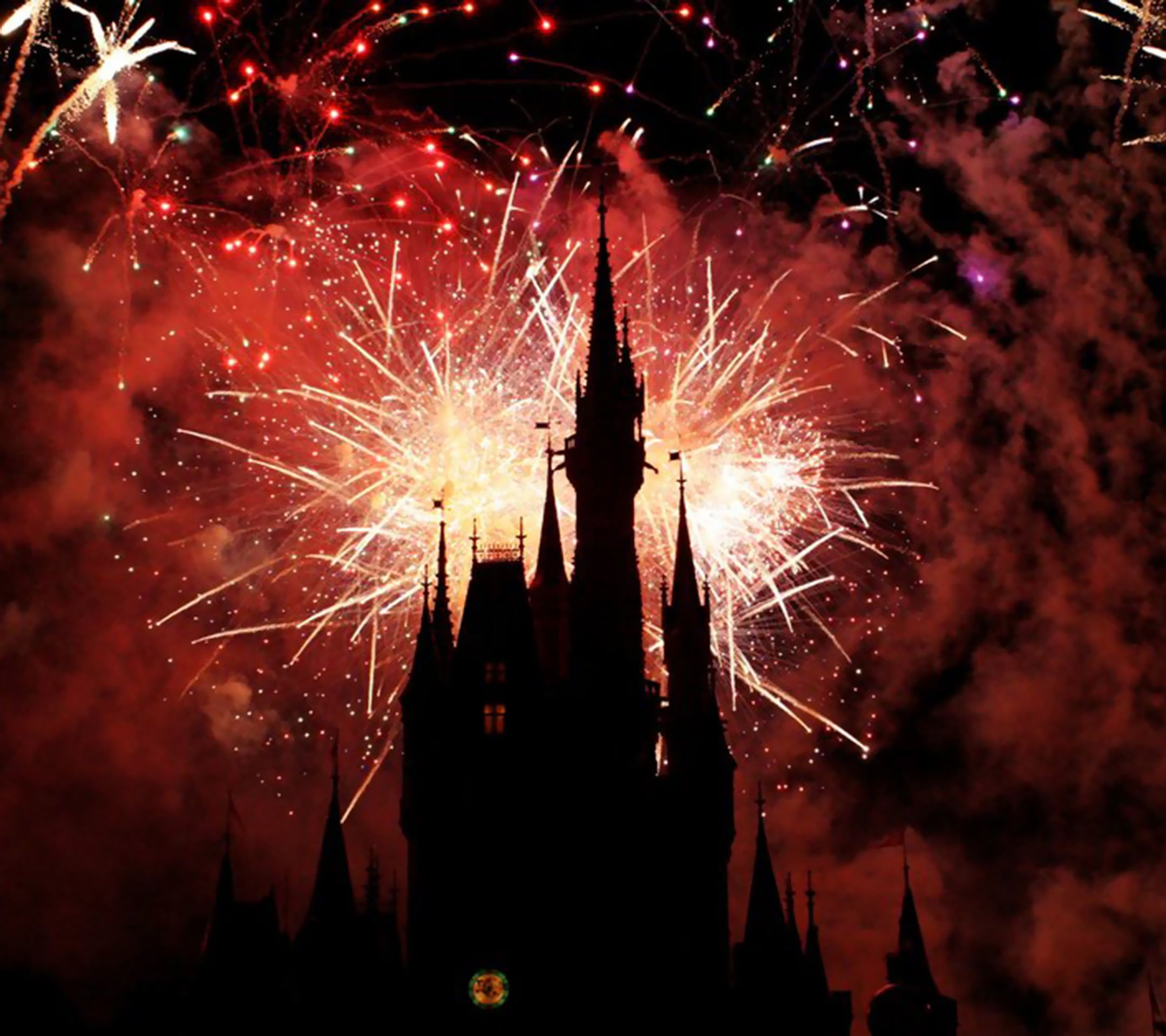 黑夜里的迪士尼城堡和绚丽的烟火高清手机壁纸图片