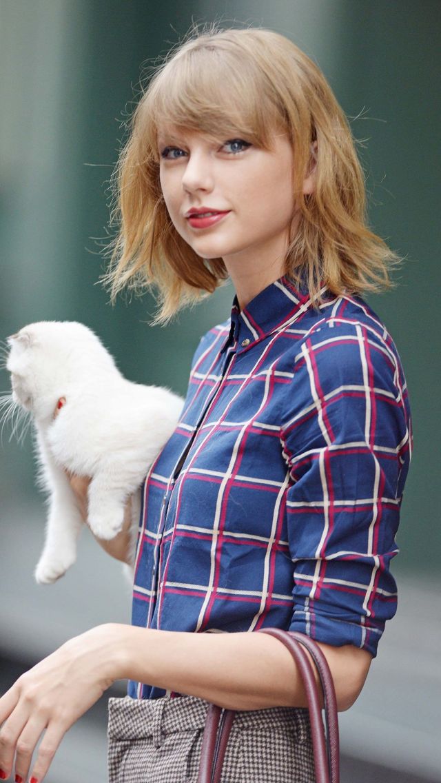 抱着白猫的泰勒·斯威夫特(Taylor Swift)蓝格子衬衫可爱手机壁纸