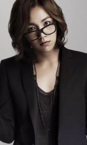 韩国男星张根硕戴黑色眼镜的帅气手机壁纸图片