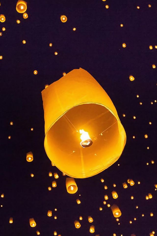 夜空中飞起的星星点点无边无际的孔明灯手机壁纸图片