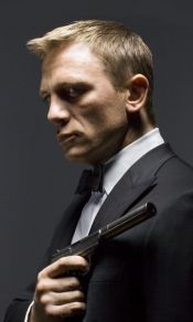 007丹尼尔·克雷格拿枪帅气侧身照片手机壁纸下载