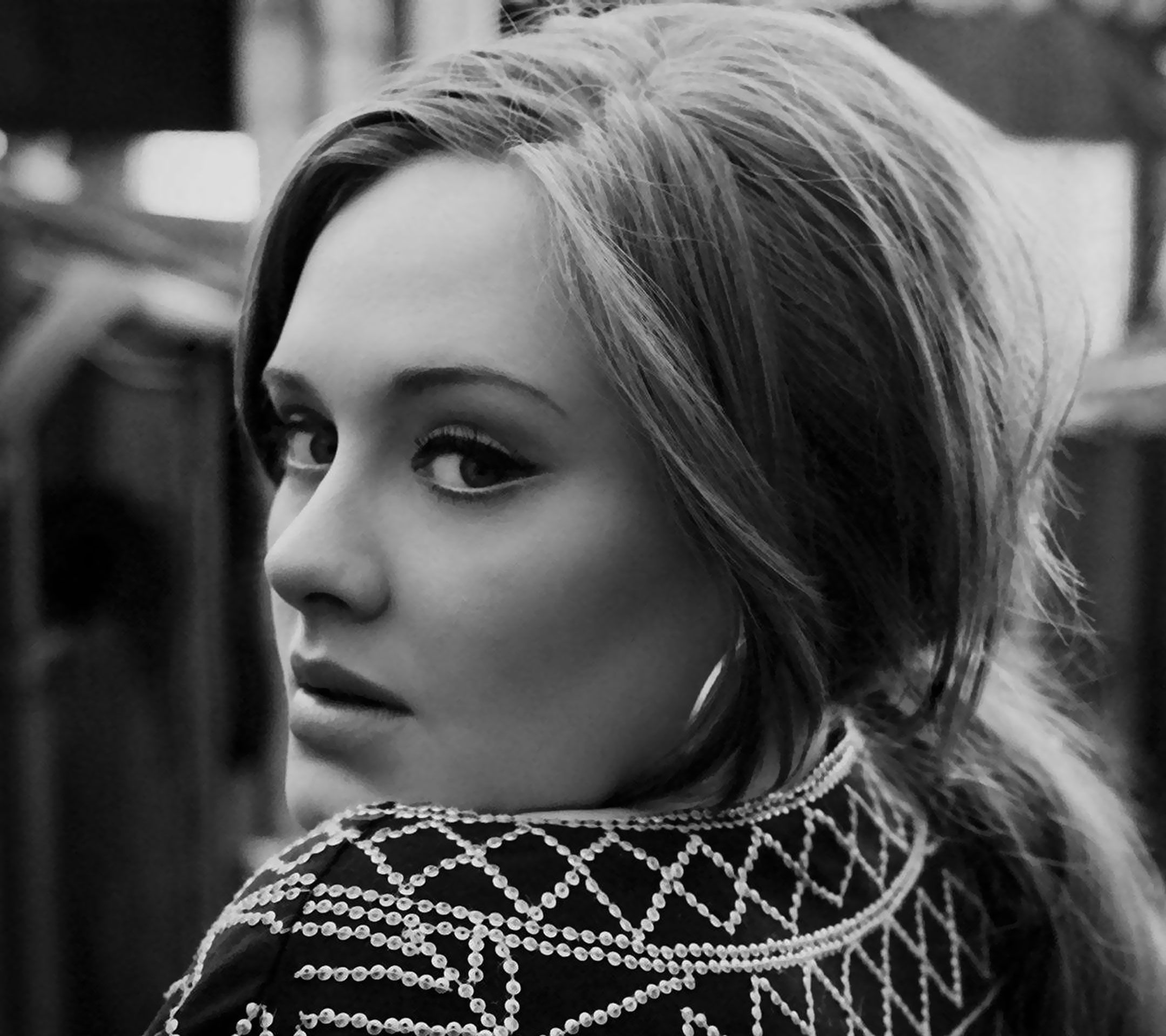 英国女歌手阿黛尔（Adele）回眸侧脸黑白图片手机壁纸