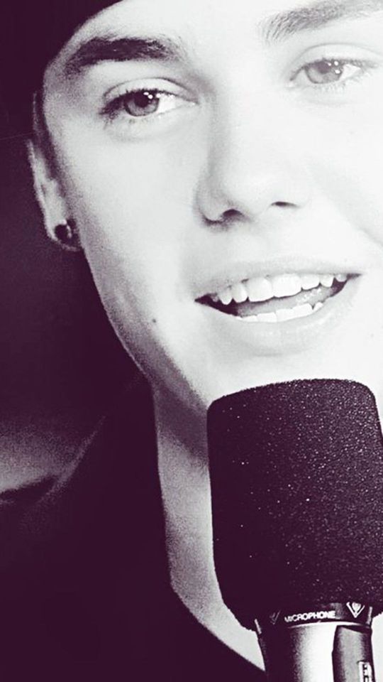 演唱会上的贾斯汀·比伯（justin_bieber）黑白照片手机壁纸