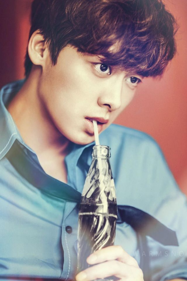 李易峰喝汽水帅气手机壁纸图片