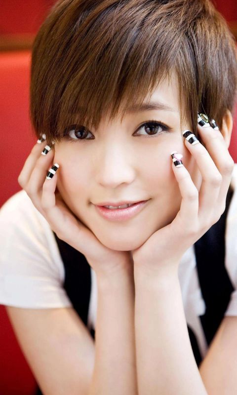 女歌手金莎短发俏皮可爱手机壁纸图片