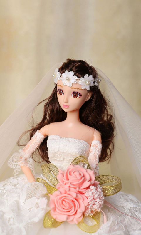 穿着婚纱的漂亮新娘，逼真的芭比娃娃玩具手机壁纸图片