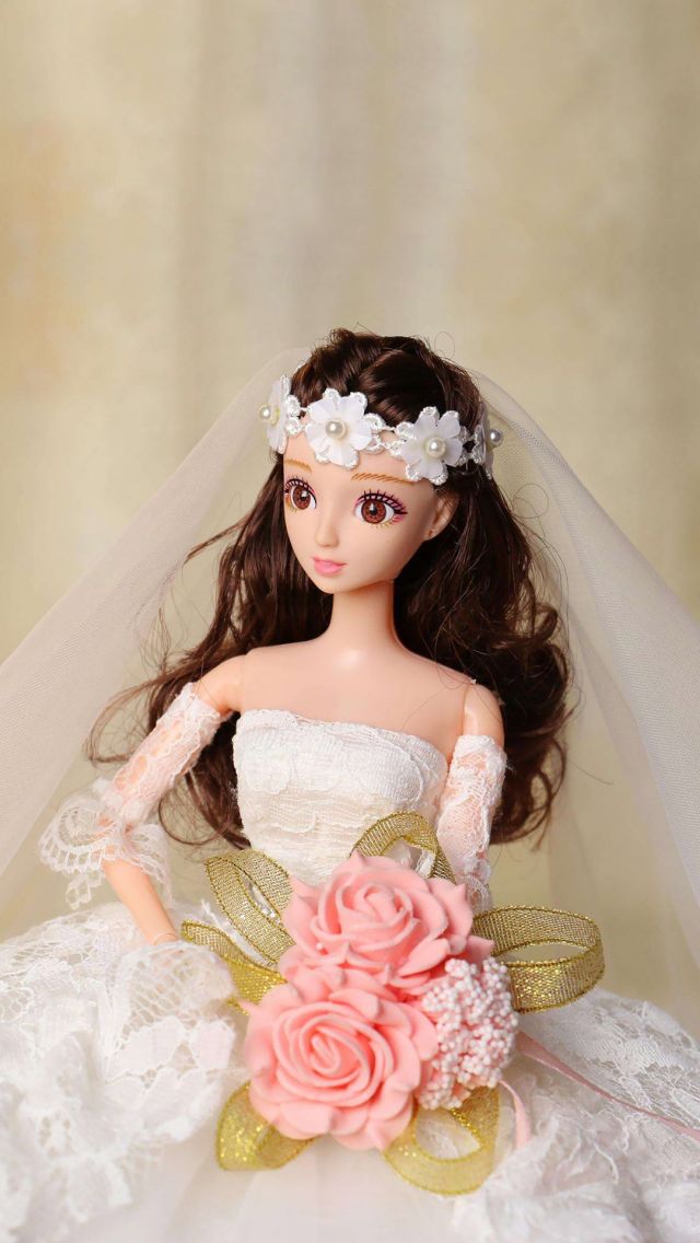 穿着婚纱的漂亮新娘，逼真的芭比娃娃玩具手机壁纸图片
