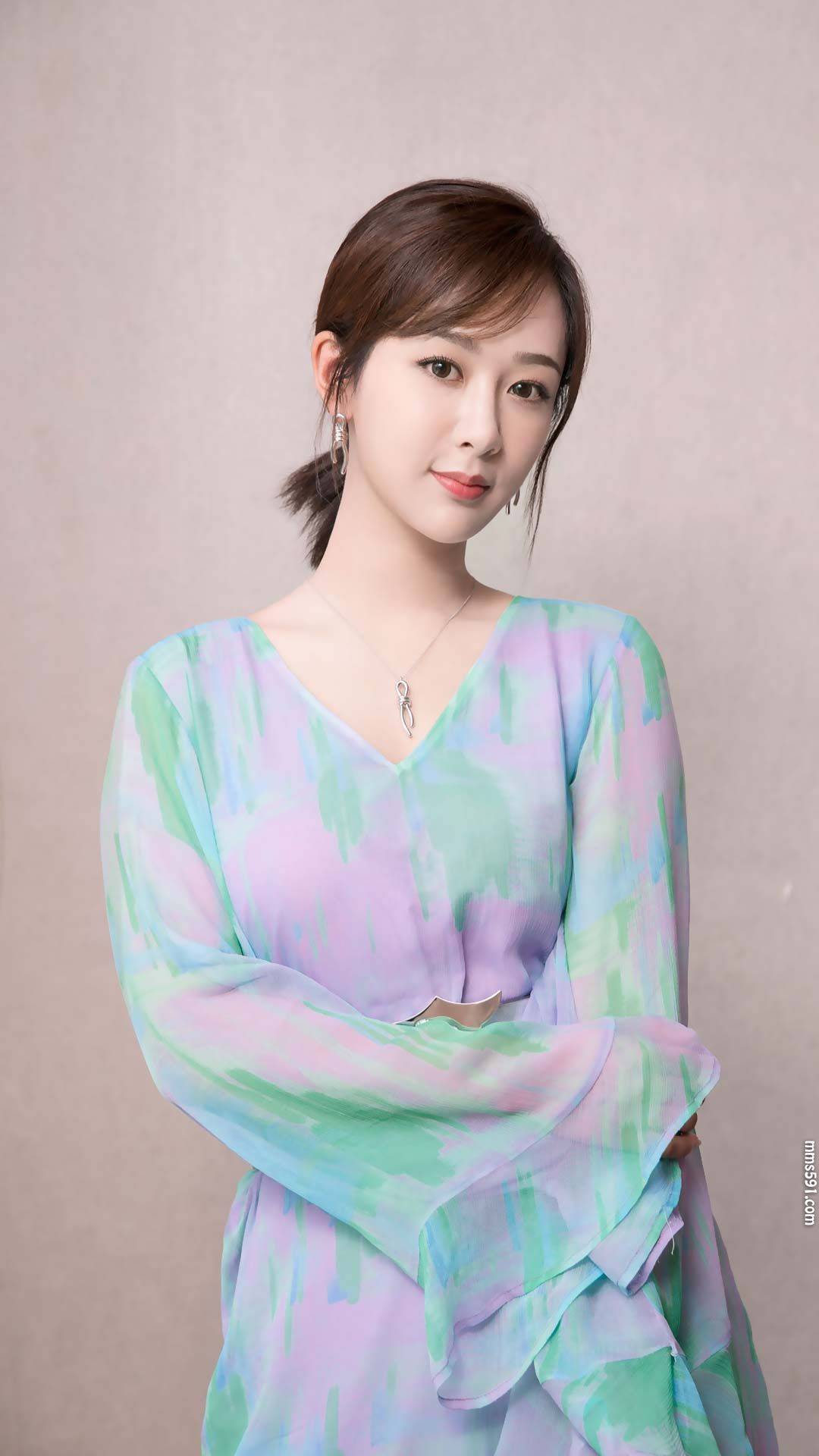 青年美女演员杨紫低V领绿紫色纱裙仙气手机图片壁纸