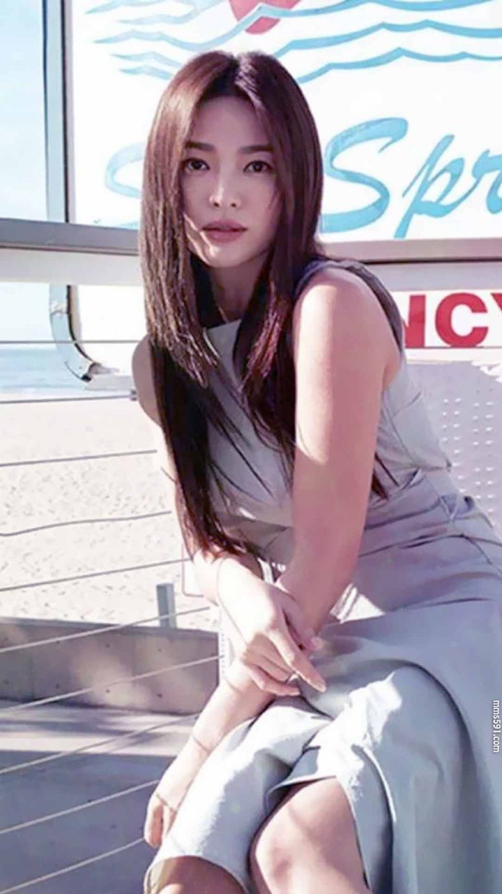 紧身衣显示身材，韩国美女演员宋慧乔手机背景壁纸高清图片集（4）
